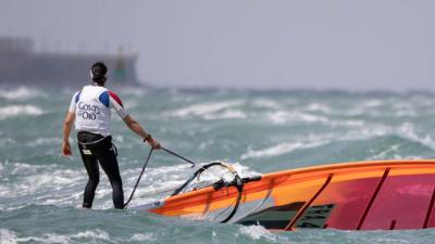 El comienzo del Campeonato del Mundo de RS:X ‘Gotas de Oro’ se hace esperar hasta este sábado El comienzo del Campeonato del Mundo de RS:X ‘Gotas de Oro’ se hace esperar hasta este sábado