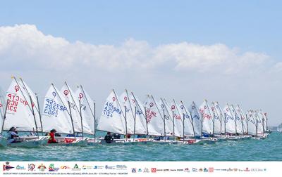 El español Xavier Garcia y la italiana Emilia Salvatore amarran el europeo de Optimist en la bahía gaditana