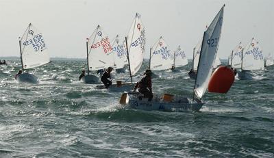 El fuerte levante anima el final del II Trofeo de la Hispanidad de Optimist El fuerte levante anima el final del II Trofeo de la Hispanidad de Optimist