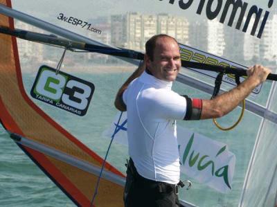 El gaditano Fernando Martínez del Cerro revalida el título de campeón de Andalucía de Fórmula Windsurfing imbatido en aguas de la bahía de Cádiz