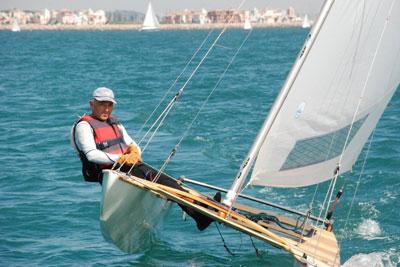 El gaditano Vicente Climent gana el Trofeo Federopticos Ruiz Diez de Patín a Vela y levanta la primera copa autonómica de la nueva temporada. El gaditano Vicente Climent gana el Trofeo Federopticos Ruiz Diez de Patín a Vela y levanta la primera copa autonómica de la nueva temporada.