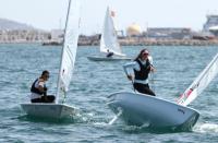 El III Trofeo de Vela Ligera RCMM-MSC ha superado este sábado su ecuador, con Izán Rogel (RCN Torrevieja) y Jaime García (CN Los Nietos) como claros líderes