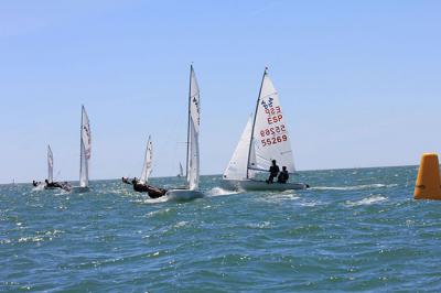 El levante irrumpe con fuerza en el arranque del andaluz de Equipos de Clubes en la bahía de Cádiz El levante irrumpe con fuerza en el arranque del andaluz de Equipos de Clubes en la bahía de Cádiz