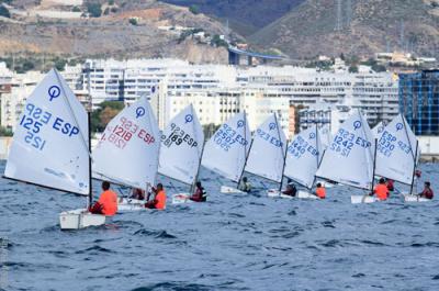 El malagueño Náutico el Candado manda en el provincial de Optimist