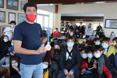 El medallista olimpico en Nico Rodriguez con los mas jovenes en el clinic de Canido