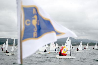 El Náutico de Riveira acoge este fin de semana la primera regata clasificatoria de la temporada de la clase Optimist El Náutico de Riveira acoge este fin de semana la primera regata clasificatoria de la temporada de la clase Optimist