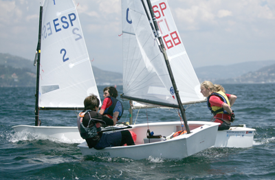 El Náutico vigués se pone a la cabeza del gallego de equipos de Optimist en el Novacaixagalicia El Náutico vigués se pone a la cabeza del gallego de equipos de Optimist en el Novacaixagalicia
