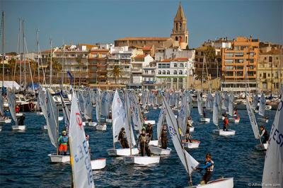 El Palamós Optimist Trophy-Nations Cup arranca con una brisa débil y cinco líderes El Palamós Optimist Trophy-Nations Cup arranca con una brisa débil y cinco líderes