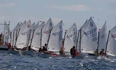 El pasado fin de semana se celebró en Marina Rubicón la Regata “Vela Ligera”, a la que acudieron regatistas de las clases Optimist y Láser. El pasado fin de semana se celebró en Marina Rubicón la Regata “Vela Ligera”, a la que acudieron regatistas de las clases Optimist y Láser.