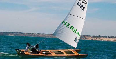 El sevillano Juan Luis Páez intratable en el tercer asalto de la XVI Liga de Patín a Vela. El sevillano Juan Luis Páez intratable en el tercer asalto de la XVI Liga de Patín a Vela.