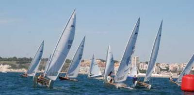 El sevillano Juan Luis Páez levanta la copa autonómica de Patín a Vela en aguas de Punta Umbría El sevillano Juan Luis Páez levanta la copa autonómica de Patín a Vela en aguas de Punta Umbría