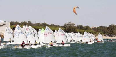 El sevillano Pablo Parias se impone en el primer campeonato provincial de la temporada para la clase Optimist. El sevillano Pablo Parias se impone en el primer campeonato provincial de la temporada para la clase Optimist.