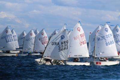 El suizo Maxime Tommen asume el mando en el Trofeo Euromarina Optimist Torrevieja