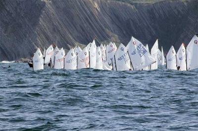 El Trofeo Guadalimar abrió las pruebas de vela ligera en el Abra El Trofeo Guadalimar abrió las pruebas de vela ligera en el Abra