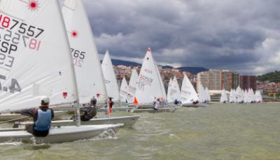 El Trofeo José Luis Azqueta comienza con más de 200 regatistas en su 21ª edición El Trofeo José Luis Azqueta comienza con más de 200 regatistas en su 21ª edición