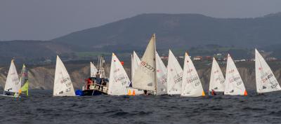 El Trofeo José Luis Azqueta congrega en el Abra a un centenar de regatistas en su 23ª edición El Trofeo José Luis Azqueta congrega en el Abra a un centenar de regatistas en su 23ª edición