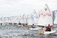 El viento, muy rolón, protagonizó la 1ª jornada del Meeting Internacional Cidade de Vigo de Optimist