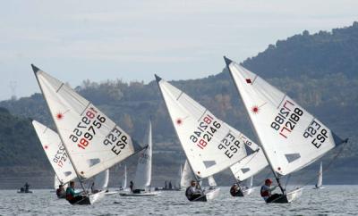 El viento condiciona la primera jornada del II Open Nacional de Laser que se celebra en las aguas madrileñas del embalse de El Atazar El viento condiciona la primera jornada del II Open Nacional de Laser que se celebra en las aguas madrileñas del embalse de El Atazar