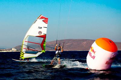 El viento decidirá el rumbo de la batalla entre windsurfers y kiters: ¡Red Bull Tarifa2 se prepara! El viento decidirá el rumbo de la batalla entre windsurfers y kiters: ¡Red Bull Tarifa2 se prepara!