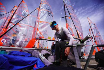 El viento falta a la cita en el estreno de la MedSailing 2024 de 29er en el Balís