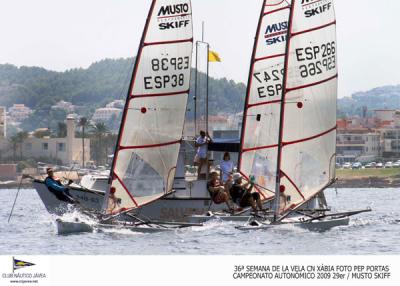 El viento ha querido sumarse a la fiesta de la vela ligera en la 2ª jornada en el Náutico de Xàbia,