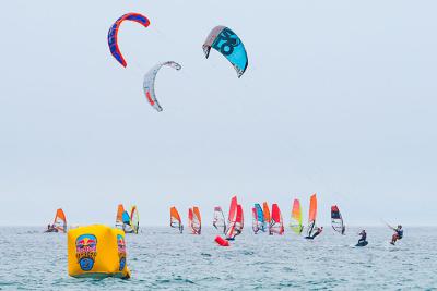 El viento se muestra caprichoso en Valdevaqueros (Tarifa) y ralentiza el arranque de Red Bull Tarifa2 El viento se muestra caprichoso en Valdevaqueros (Tarifa) y ralentiza el arranque de Red Bull Tarifa2