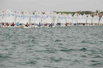 El viento sigue haciendo de las suyas en el II Trofeo de la Hispanidad de Optimist El viento sigue haciendo de las suyas en el II Trofeo de la Hispanidad de Optimist