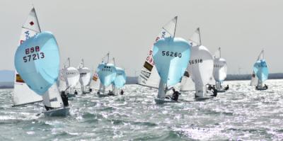 El viento y la igualdad crecen en el Campeonato de España de 420 que se disputa en la bahía de Cádiz El viento y la igualdad crecen en el Campeonato de España de 420 que se disputa en la bahía de Cádiz
