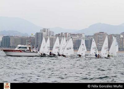 El VII Trofeo Villa de Gijón de Vela Ligera reunirá en la bahía de San Lorenzo, a setenta y cinco embarcaciones 