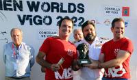 Francesco Zampacavallo (izquierda) y Carlos Francés levantan el trofeo