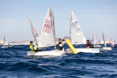 Emoción en el Trofeo AECIO: 4 barcos luchan en el espacio de una baldosa Emoción en el Trofeo AECIO: 4 barcos luchan en el espacio de una baldosa