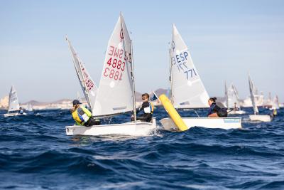 Emoción en el Trofeo AECIO: 4 barcos luchan en el espacio de una baldosa