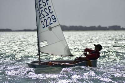 En torno a 200 regatistas de Optimist compiten desde este jueves en la bahía de Cádiz en el 8º Trofeo de la Hispanidad En torno a 200 regatistas de Optimist compiten desde este jueves en la bahía de Cádiz en el 8º Trofeo de la Hispanidad