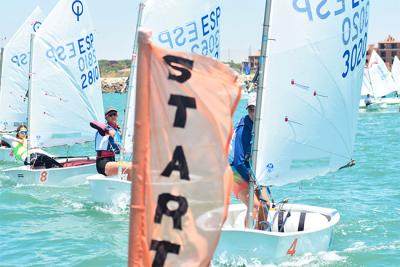 En torno a 200 regatistas de Optimist compiten desde este viernes en el 7º Trofeo de la Hispanidad En torno a 200 regatistas de Optimist compiten desde este viernes en el 7º Trofeo de la Hispanidad