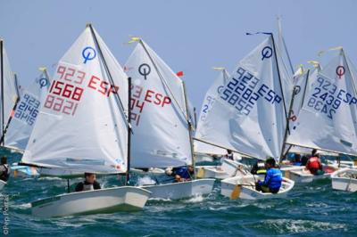 Enrique Luján primer líder de la Copa de España de optimist Enrique Luján primer líder de la Copa de España de optimist