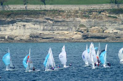 Eolo perezoso retrasó el comienzo de la 2ª tirada del campeonato de España de 420. Baleares aumenta su ventaja. Eolo perezoso retrasó el comienzo de la 2ª tirada del campeonato de España de 420. Baleares aumenta su ventaja.