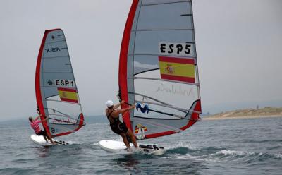 España ya se ha asegurado una medalla y luchará mañana por el doblete en el Mundial de RS:X