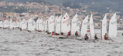 Espectacular inicio del Meeting Internacional Pescanova de Optimist con 350 barcos de toda Europa en competición Espectacular inicio del Meeting Internacional Pescanova de Optimist con 350 barcos de toda Europa en competición
