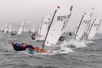 Espléndido cierre de la Semana Caixanova en la que lograron completar el domingo tres pruebas del Meeting Pescanova de Optimist Espléndido cierre de la Semana Caixanova en la que lograron completar el domingo tres pruebas del Meeting Pescanova de Optimist