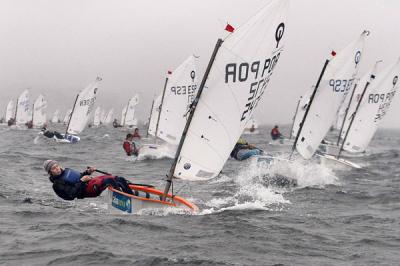 Espléndido cierre de la Semana Caixanova en la que lograron completar el domingo tres pruebas del Meeting Pescanova de Optimist