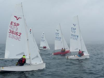 Este fin de semana se celebró en aguas de la Ensenada de Cangas la anual Regata Festas do Cristo para las clases Vaurien y Optimist. Este fin de semana se celebró en aguas de la Ensenada de Cangas la anual Regata Festas do Cristo para las clases Vaurien y Optimist.