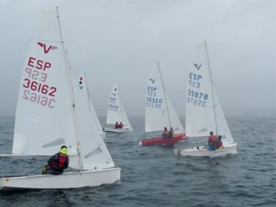 Este fin de semana se celebró en aguas de la Ensenada de Cangas la anual Regata Festas do Cristo para las clases Vaurien y Optimist.