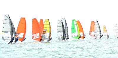 Estreno con exigencias del Campeonato de España de Raceboard en la bahía gaditana Estreno con exigencias del Campeonato de España de Raceboard en la bahía gaditana