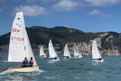 Excelentes condiciones en el Campeonato de Cantabria de la Clase Vaurien celebrado en aguas de Laredo Excelentes condiciones en el Campeonato de Cantabria de la Clase Vaurien celebrado en aguas de Laredo