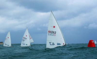 Exigente estreno del Trofeo Llevant de vela ligera en el RCN VALENCIA