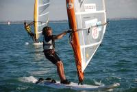 Fernando González de Lamadrid y Pedro Pascual, levantan la Copa de Andalucía de Techno en aguas de la bahía de Cádiz.