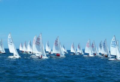 Final sin viento en la bahía de Algeciras el último día de la III Edición de la “Copa Secretaría” de snipe