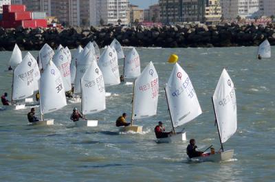 Finalizó el IV Trofeo de optimist en la bahía de Cádiz Finalizó el IV Trofeo de optimist en la bahía de Cádiz