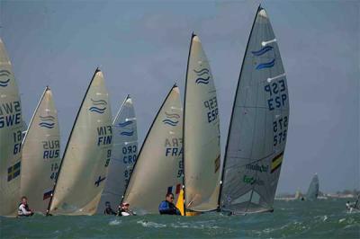 Heiner le pone emoción a su liderato en el europeo de Finn a falta de una jornada Heiner le pone emoción a su liderato en el europeo de Finn a falta de una jornada