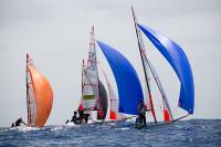  Intensa jornada deportiva en la bahía de Las Palmas, donde hoy se han unido a la competición, la flota de 129 embarcaciones de la clase individual ILCA4. 